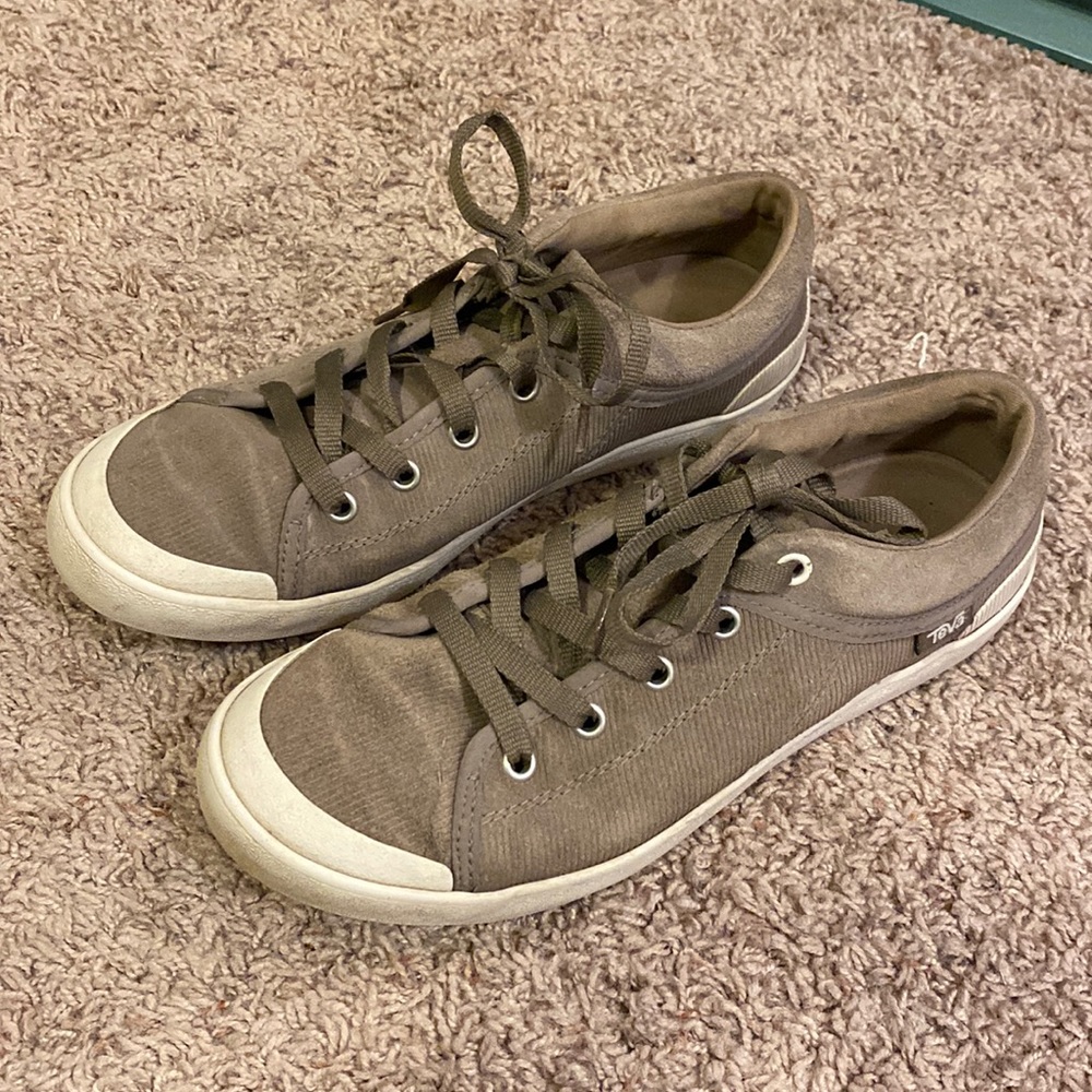 Teva Size 8 Sneaks